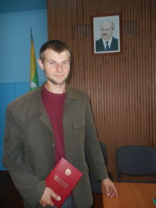 Д. М.  Романович  показывает  готовность  участка  для  голосования  в  агрогородке  Колбча.