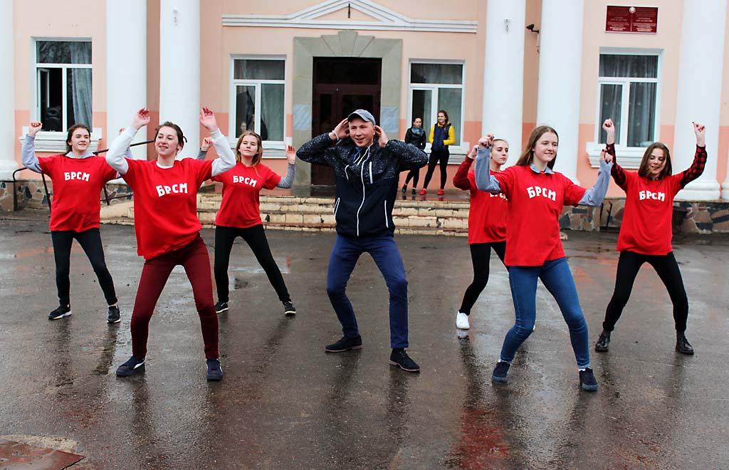Танцевальный  флешмоб  «Берегите  детей»  состоялся  во  вторник  на  площади  30-летия  Победы