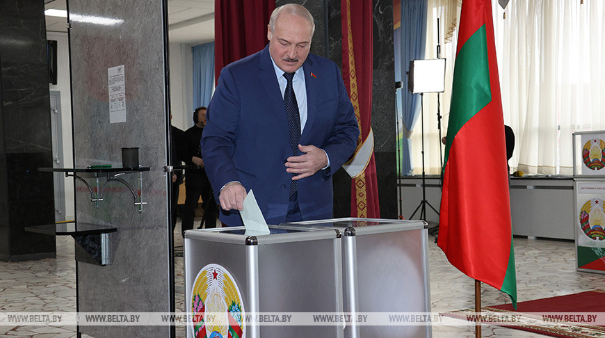 Лукашенко проголосовал на референдуме по обновленной Конституции