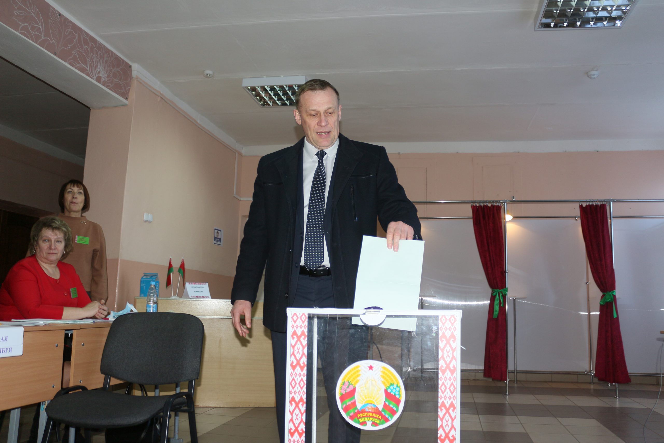 Среди голосующих – председатель райсовета Владимир КНИГА