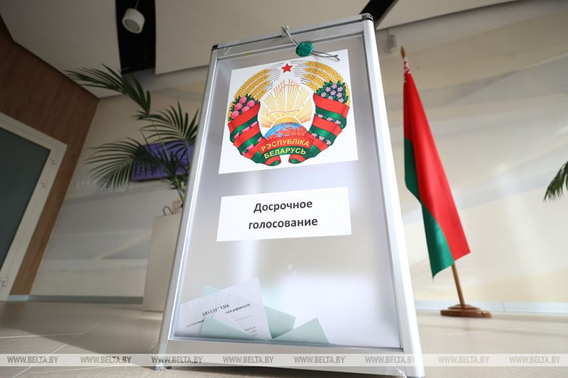 Лукашенко отмечает высокую явку на досрочном голосовании по Конституции