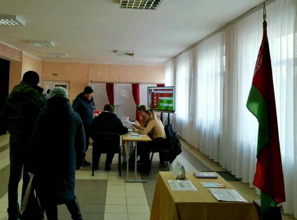 На участке для голосования №2 в Кличеве с самого утра большой поток голосующих.