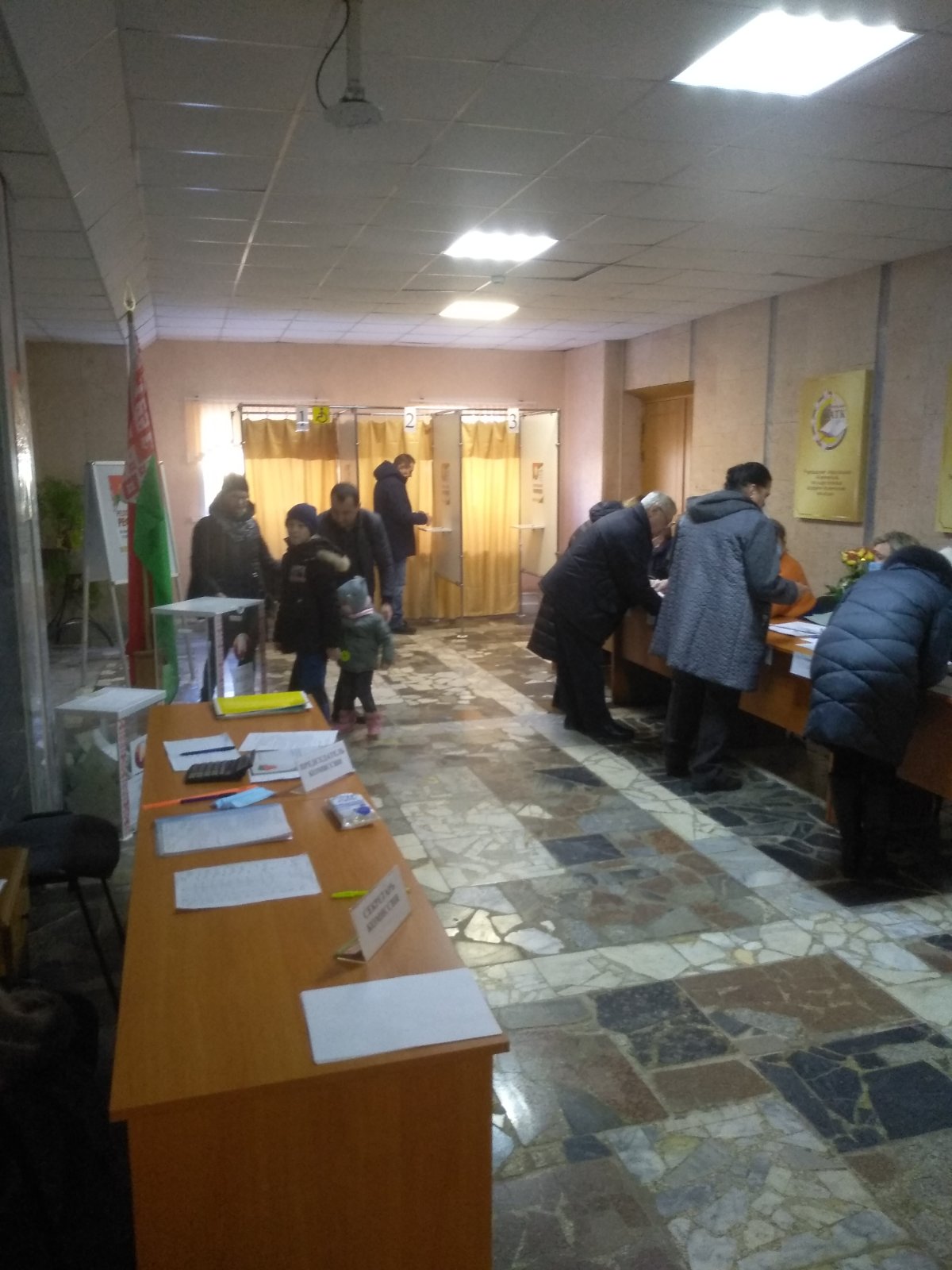 Многолюдно на участке для голосования №3 города Кличева. Фото