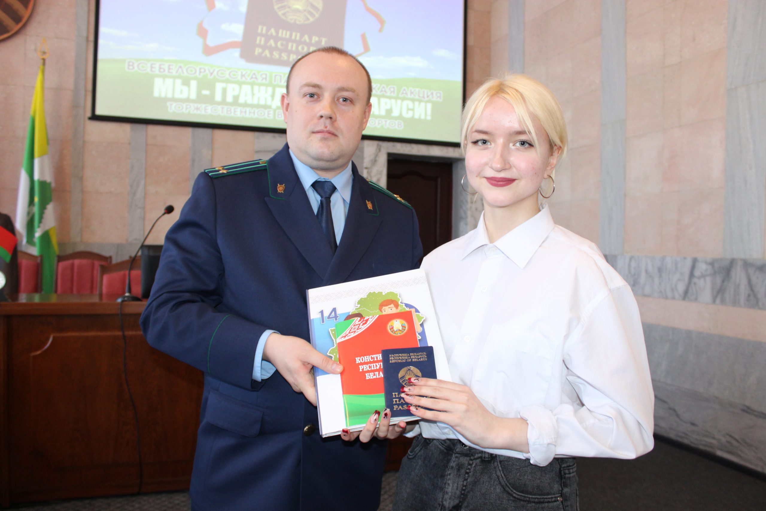 Паспорта юным кличевлянам вручили сегодня в большом зале Кличевского райисполкома.