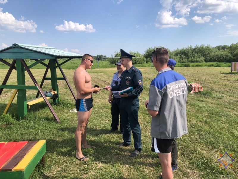 На водоемах Кличевские спасатели вместе с представителями РОВД и ОСВОД проводят рейды по местам купания
