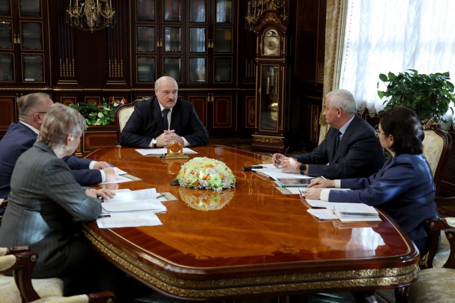 “Кризис – это тяжело, но это шанс”. Лукашенко видит новые возможности для легкой промышленности