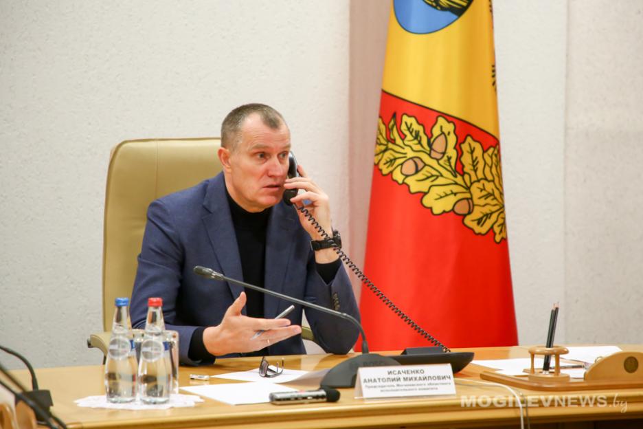 Председатель Могилевского облисполкома Анатолий Исаченко провел прямую телефонную линию