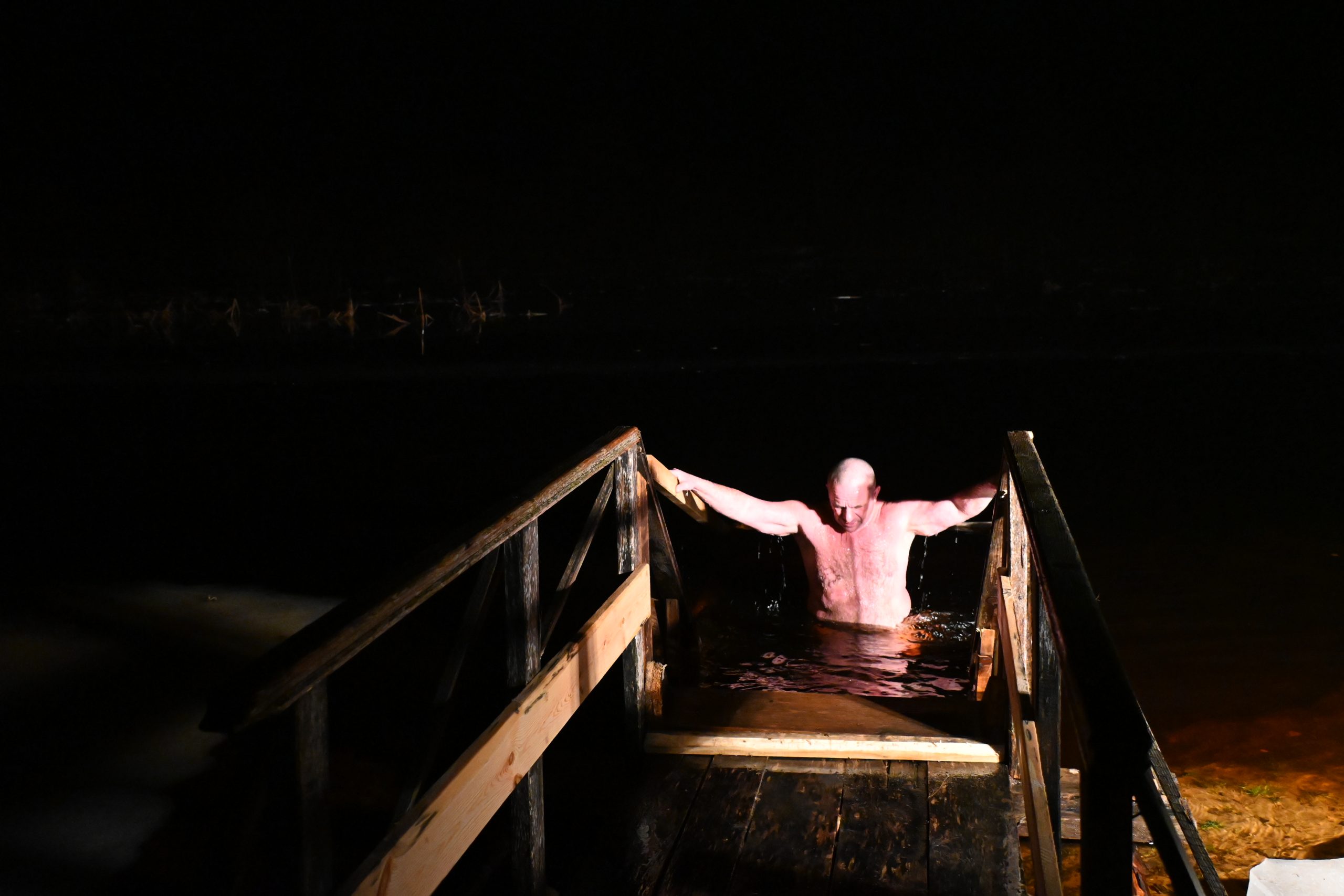 Кличевляне в Крещенский сочельник окунулись в иордань на реке Ольса. Фотофакт