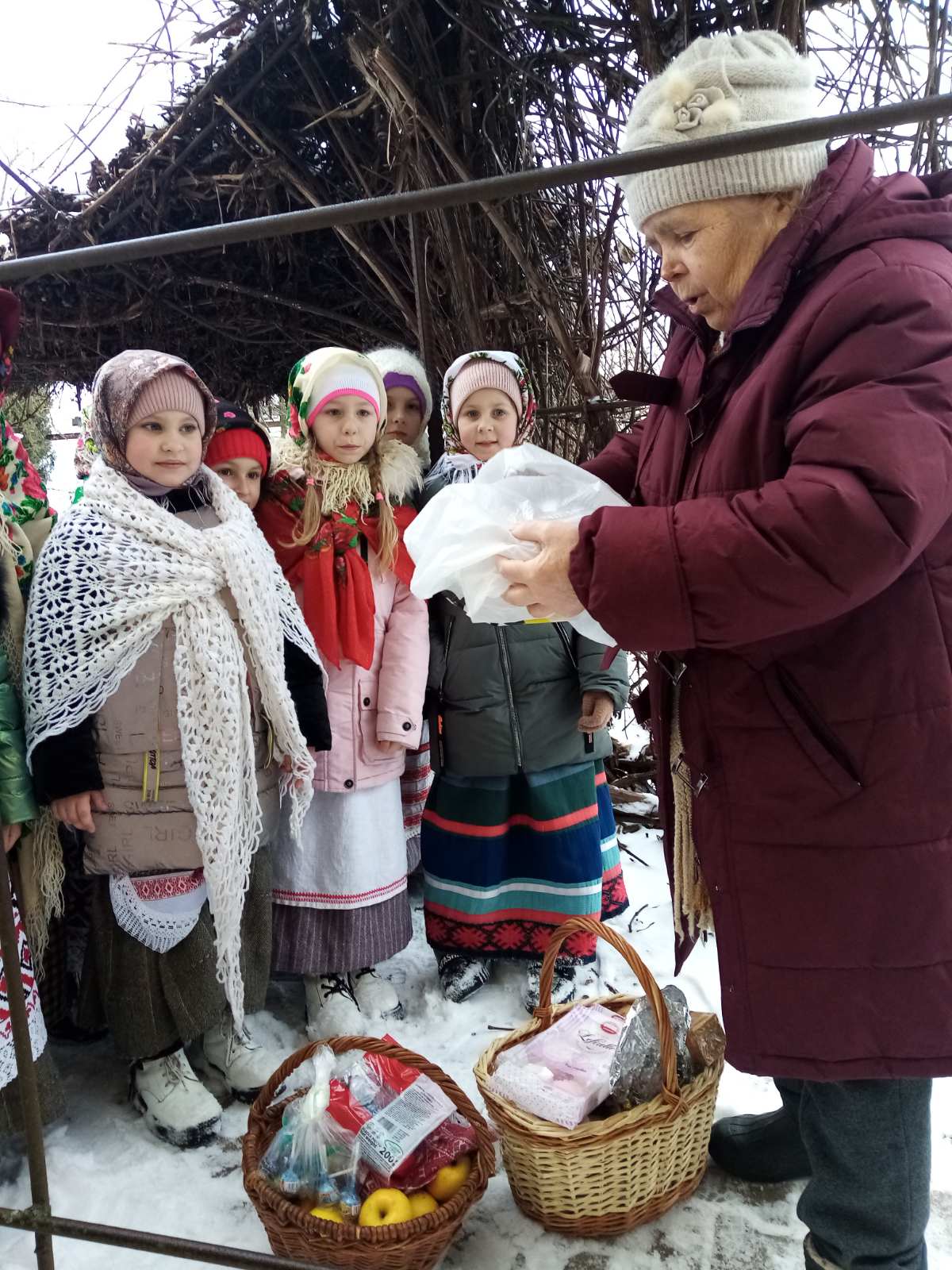 Уникальный обряд “Куры”, внесенный в нематериальное культурное наследие Беларуси, провели сегодня в Кличевском районе.