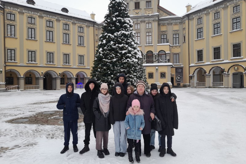 Многодетная семья из Кличева побывала на экскурсии в Несвижском замке со спасателями, взявшими над ней шефство