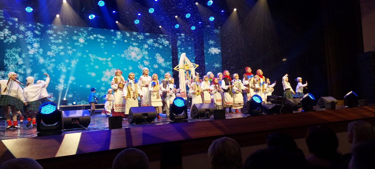 Кличевская “Купалочка” открывала концертную программу, приуроченную юбилею Могилевской области. Фото