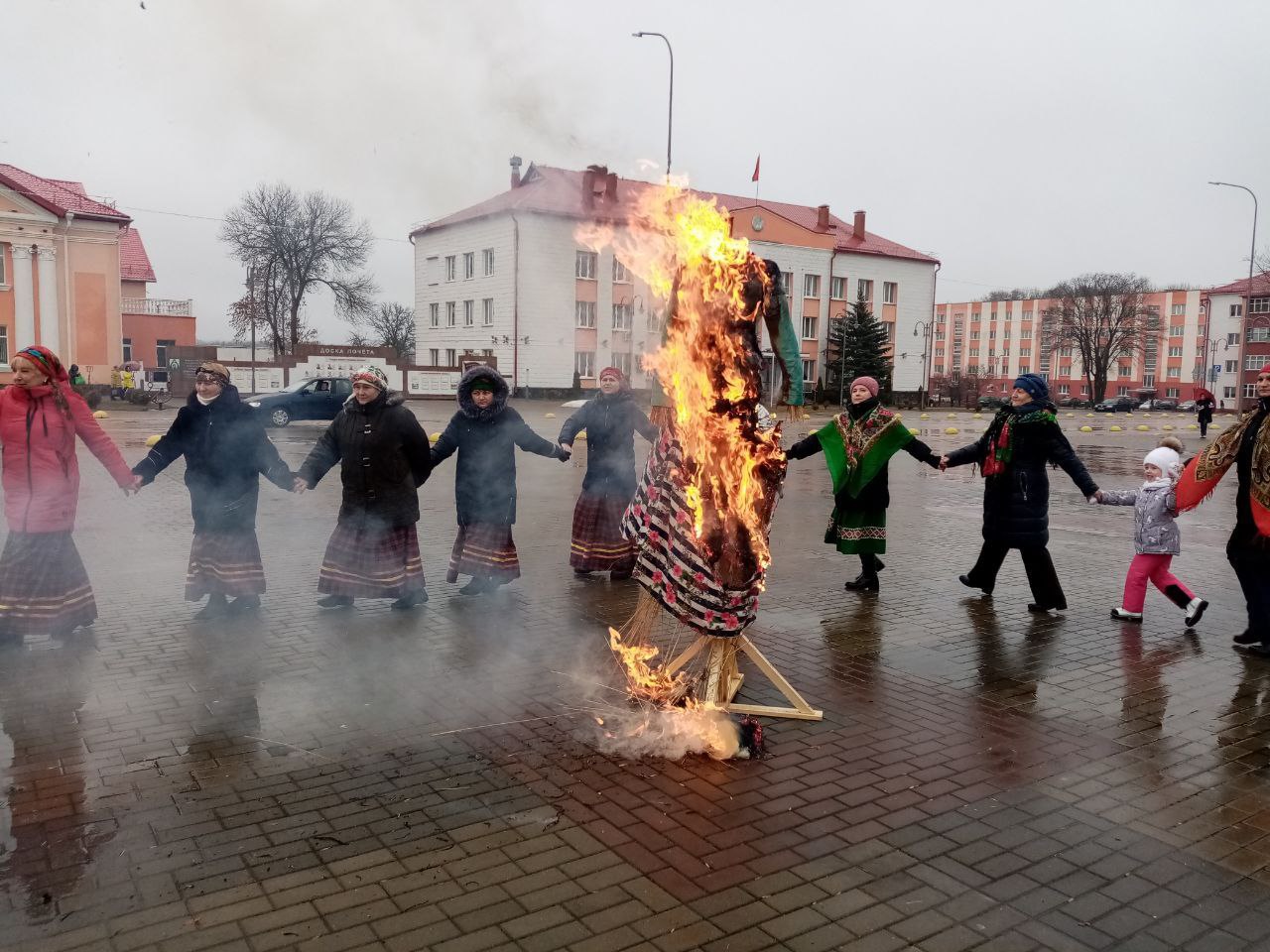 Сегодня с утра на городской площади Кличева развернулся праздник «Широкая Масленица». ФОТО