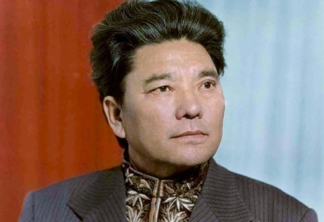 Писатели калмыкии. Цецен балакаев. Писатели калмыкии. Белгин сарилмишер. Калмыцкий писатель кугультинов.