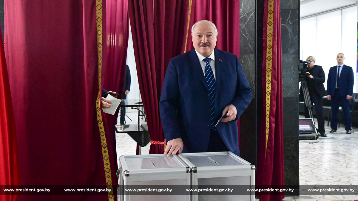 Александр Лукашенко 25 февраля проголосовал на выборах депутатов Палаты представителей Национального Собрания и местных Советов